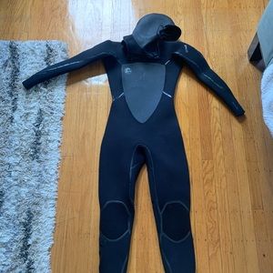 O’Neill womens wetsuit. Size 8T 5/4